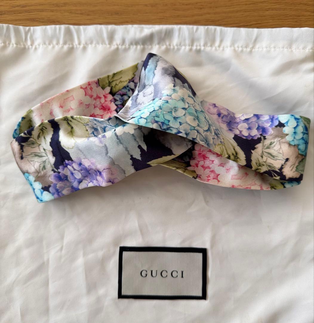 GUCCI フラワープリント ヘアバンド　紫陽花