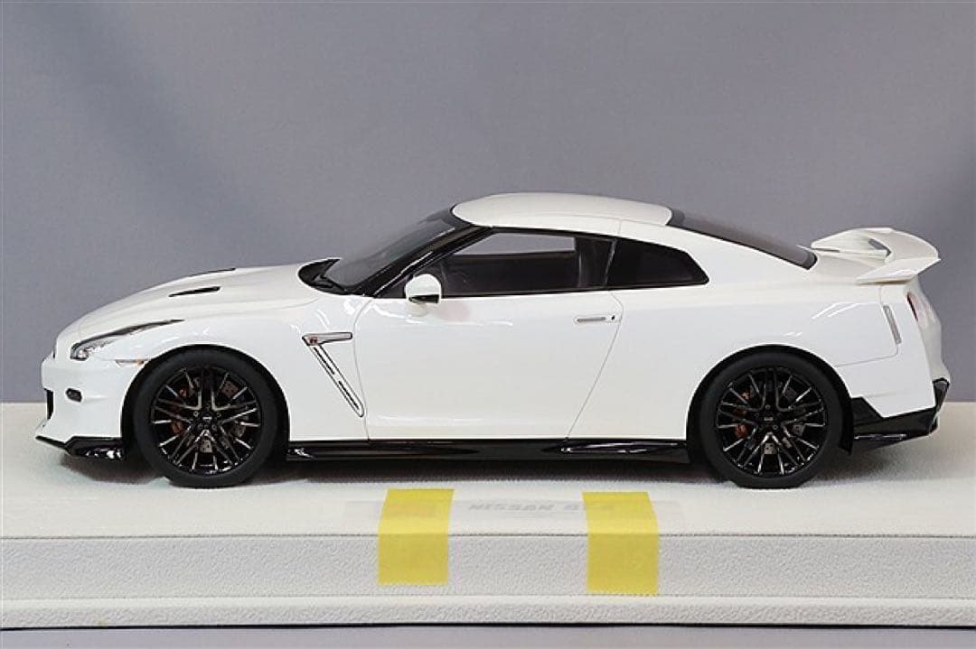 アイドロン 1/18 日産 GT-R プレミアムエディション 2024 ホワイト