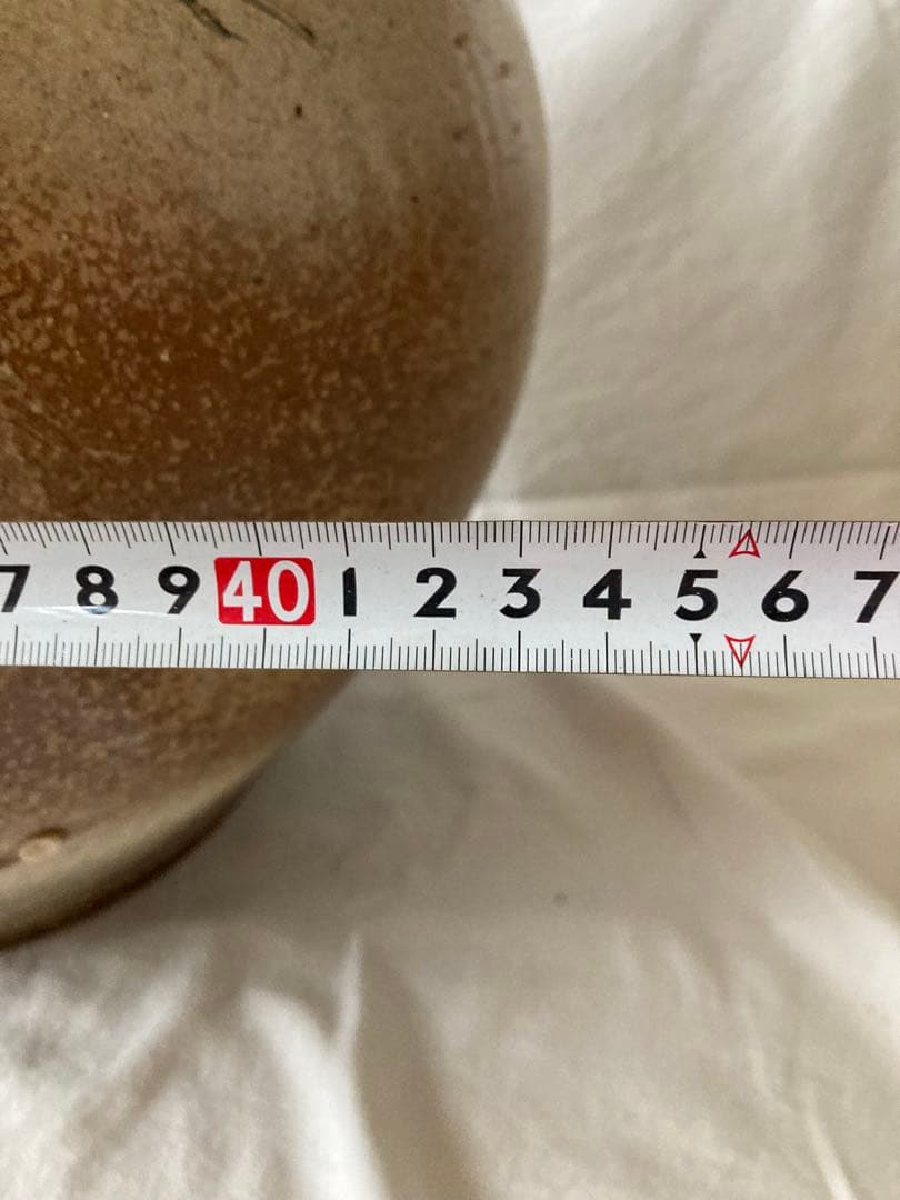 サイトウ 春山作 大壺 竹と梅の模様の陶器の壺