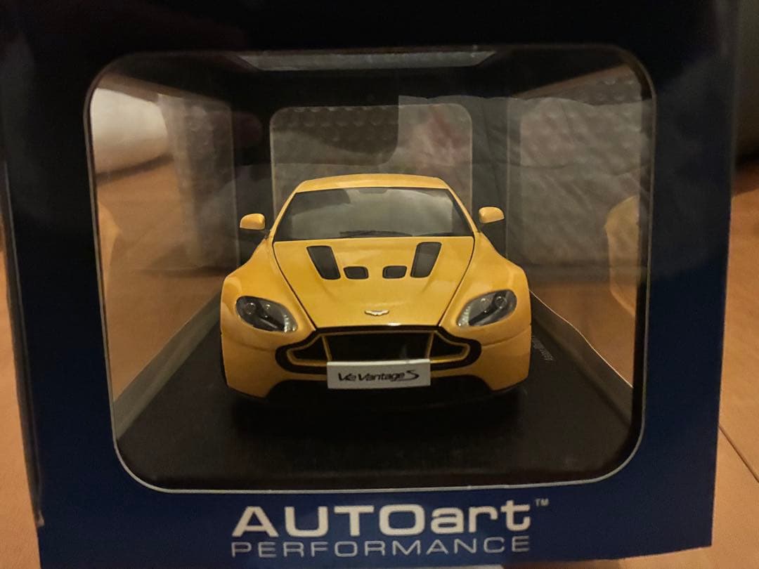 オートアート　アストンマーティン　V12ヴァンテージ　イエロー 1/18