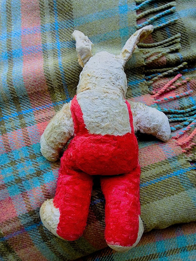 ★赤いパンツのうさぎ　アンティークのラビット　２６ｃｍ　from ENGLAND