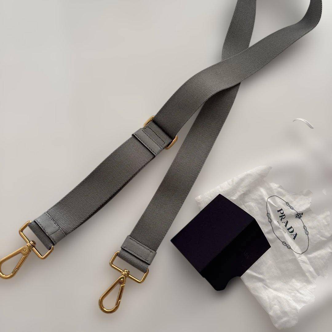 ココ PRADA グレー ストラップ 新品未使用
