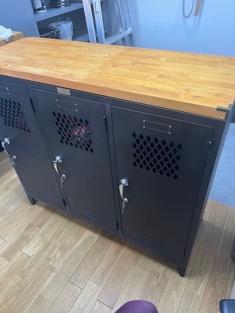 スチール製ロッカー 3扉 木製天板付き