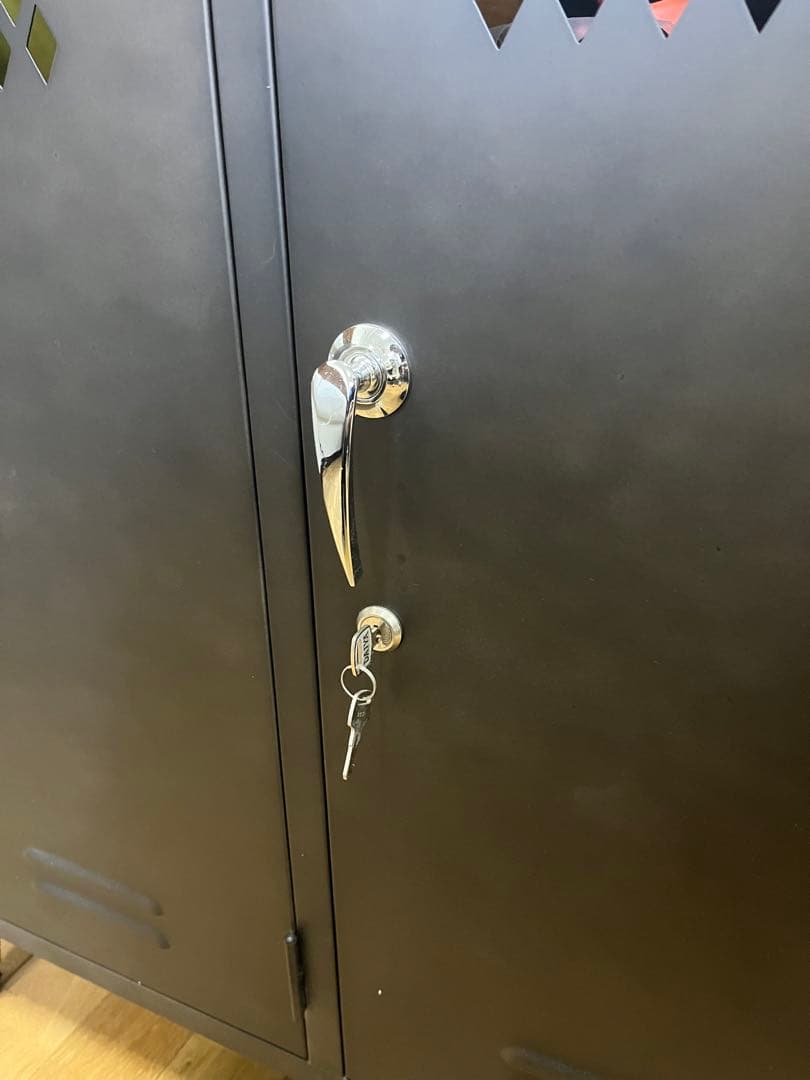 スチール製ロッカー 3扉 木製天板付き