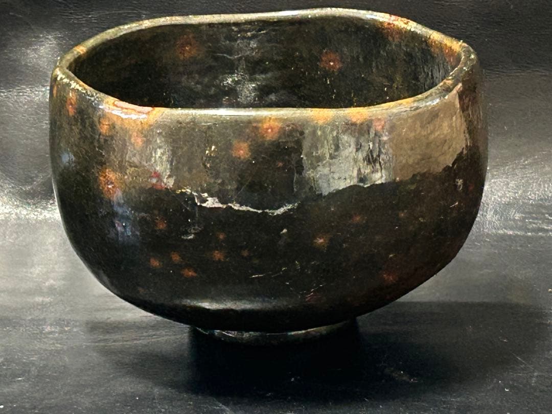 究極の美◾️蔵からかなり美しい朱色の斑点が浮かび上がる見事な黒茶碗が出て来ました。