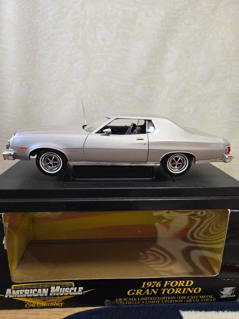 aki　1976フォード「グラン・トリノ」1/18とリーガルネームタグ