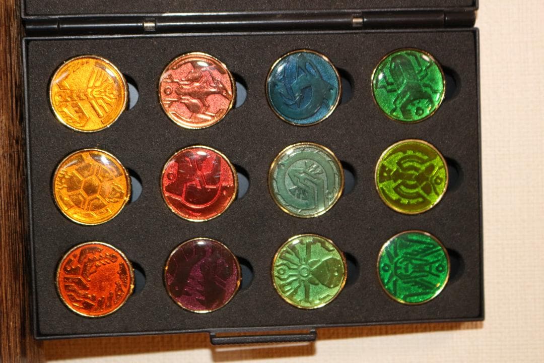 仮面ライダーオーズ　メダルピンバッジ（ケース付き）