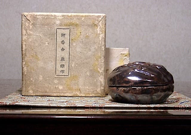 京焼・清水焼　聚楽焼　吾唯足知　香合　在銘　共箱　無傷　保証。