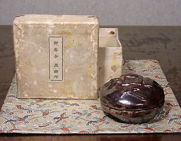 京焼・清水焼　聚楽焼　吾唯足知　香合　在銘　共箱　無傷　保証。