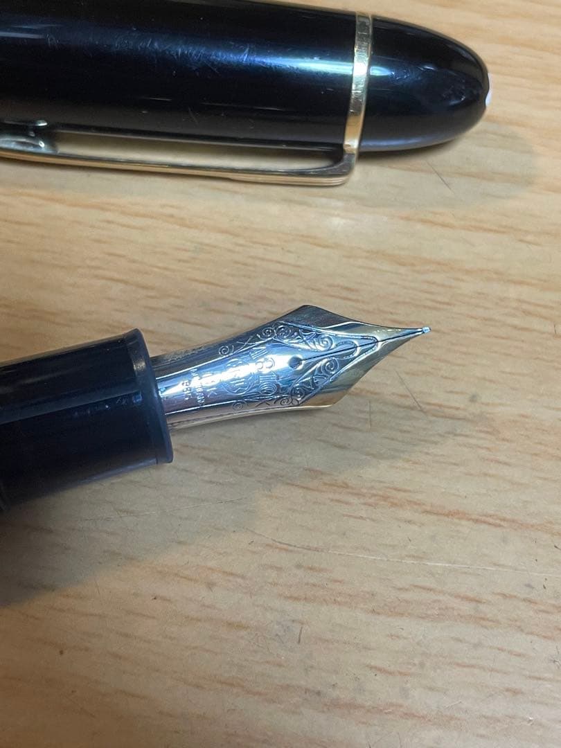 MONT BLANC 万年筆 黒 樹脂製 専用ケース付き