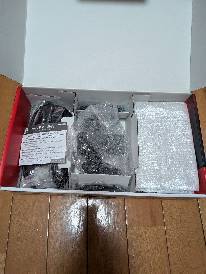 Nintendo Switch 本体 + Joy-Con コントローラー