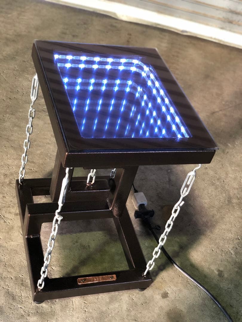 不思議が詰まったサイドテーブル