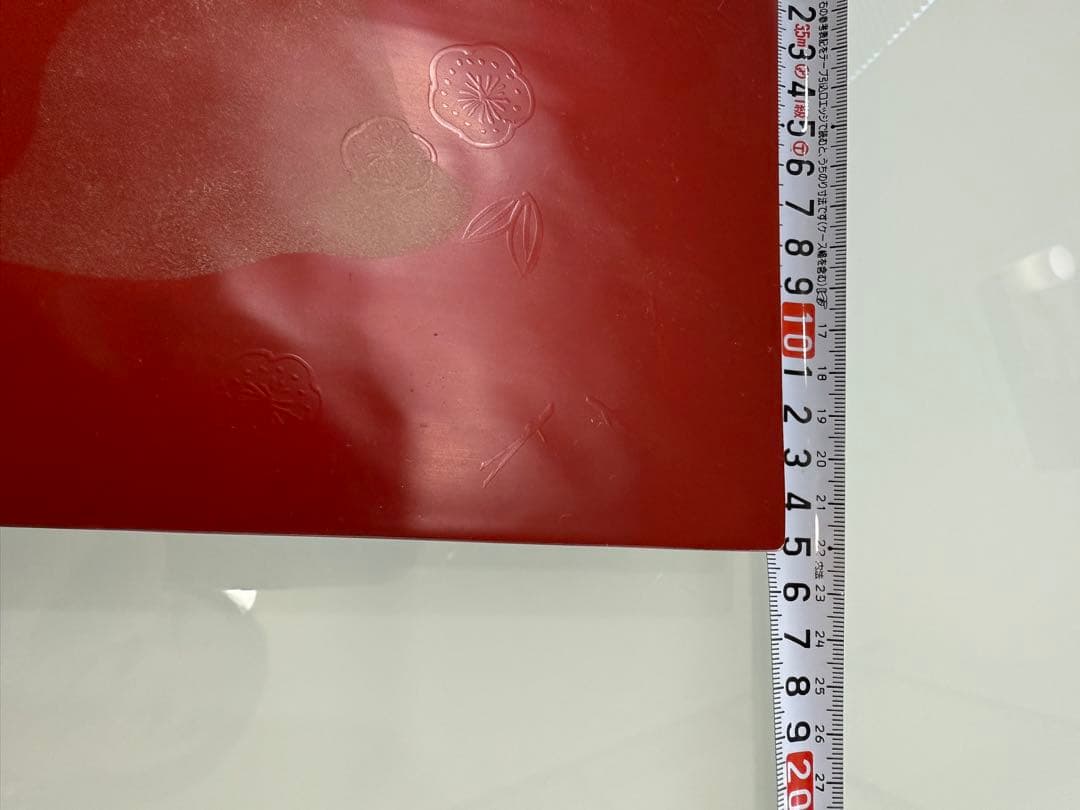 赤い漆器 盆 花と葉模様