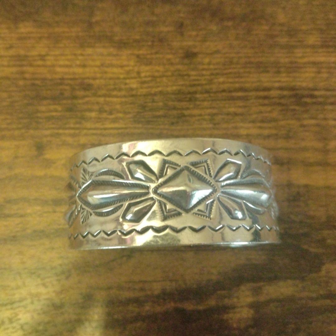 し*ろ様 シルバー エングレーブ バングル 幅約2.5センチ