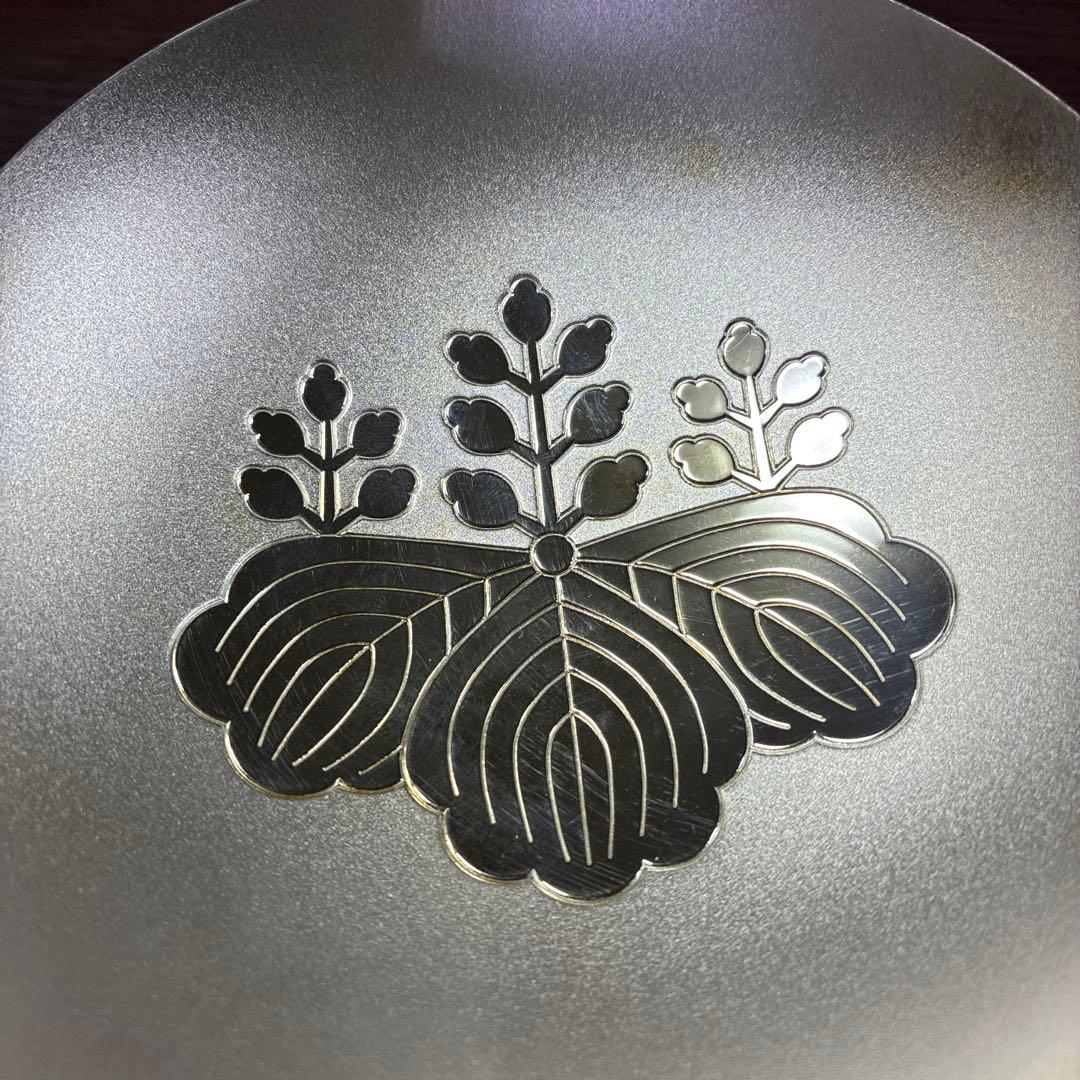 銀色の花模様皿