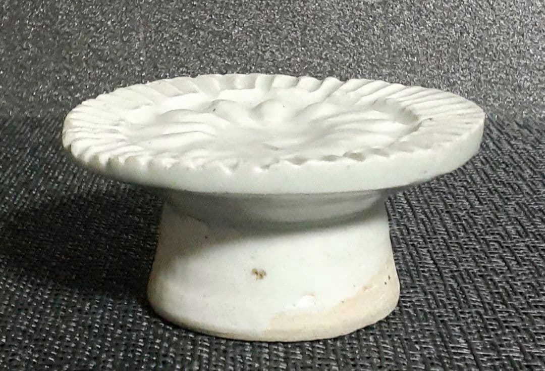 李朝　韓国古美術　韓国古陶磁器　白磁　陽刻浮彫　花文様　高付皿　菓子型　餅型