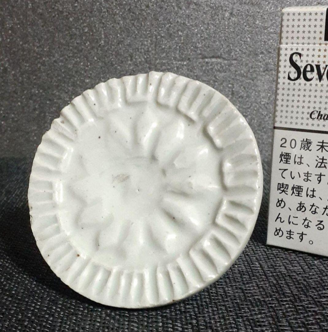 李朝　韓国古美術　韓国古陶磁器　白磁　陽刻浮彫　花文様　高付皿　菓子型　餅型