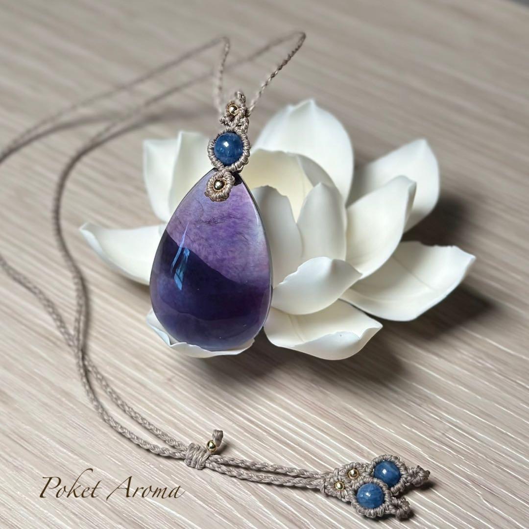 『藍紫』大きなパープルフローライトとカイヤナイトのマクラメペンダントネックレス