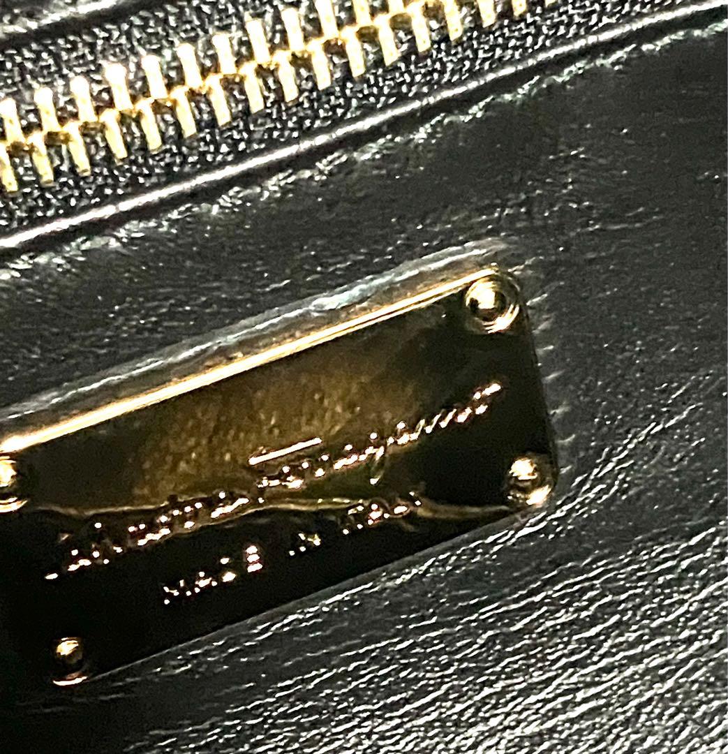 フェラガモ　レザー ブラック ショルダーバッグ