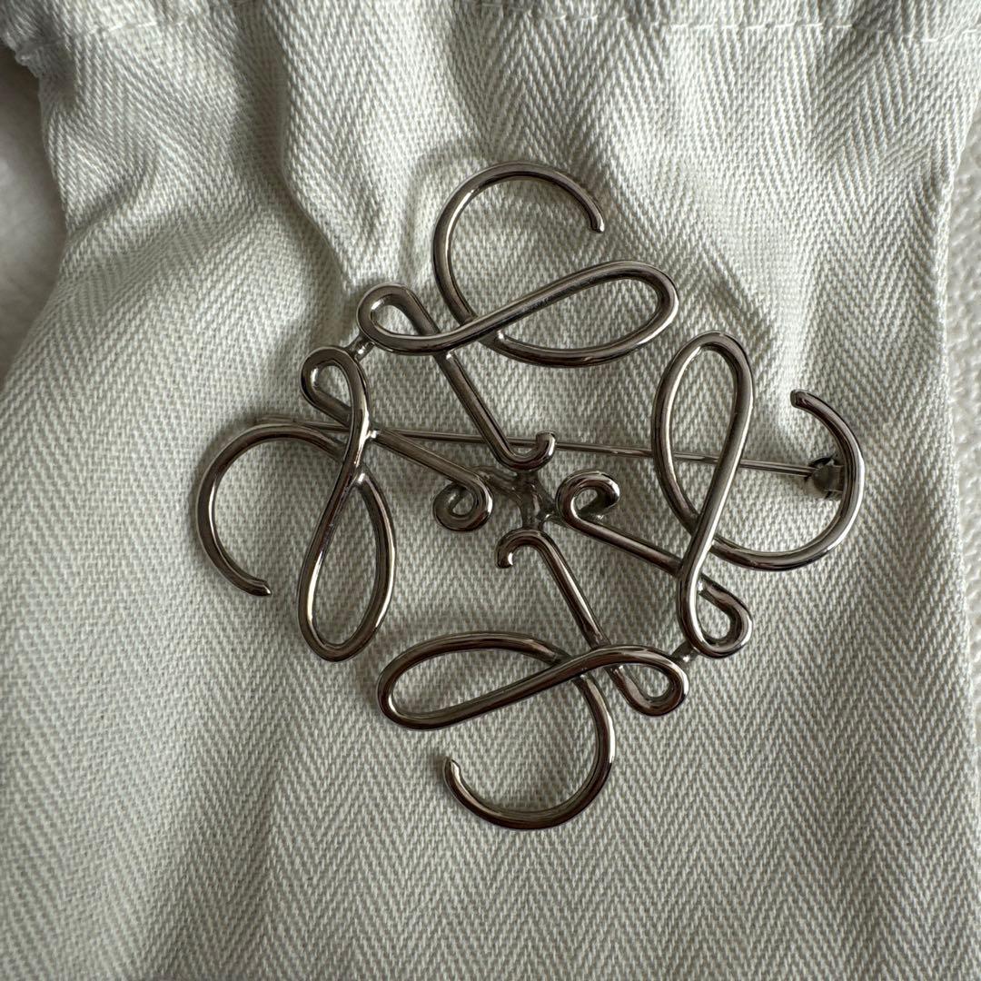 ロエベ アナグラム ブローチ シルバー