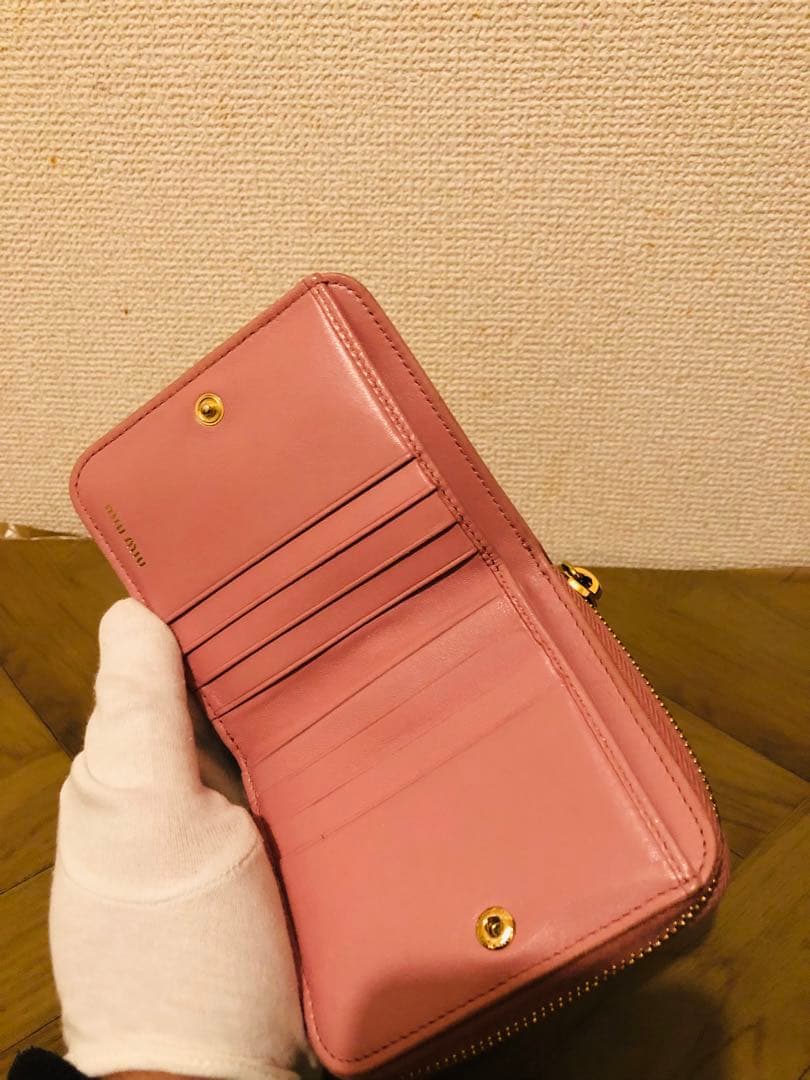 MIU MIU ピンクレザー 二つ折り財布