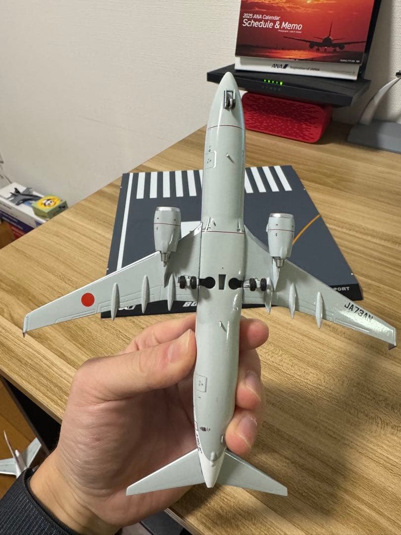 レアANA B737-800 JA73AN 1/200モデル(滑走路付き)