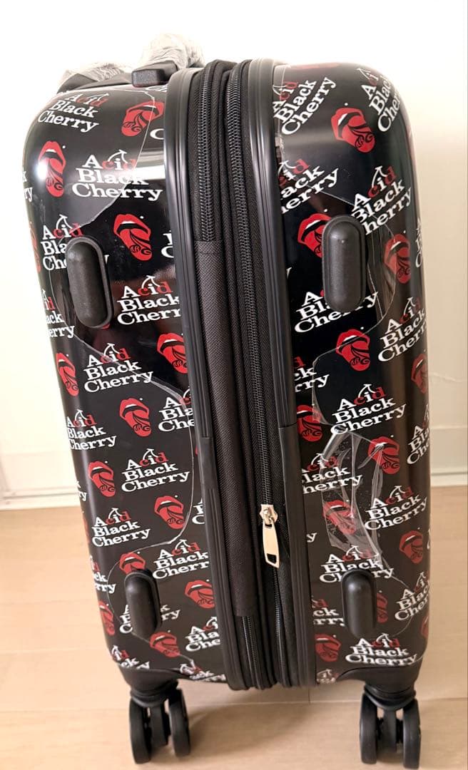 仮*病様 Acid Black Cherry キャリーケース