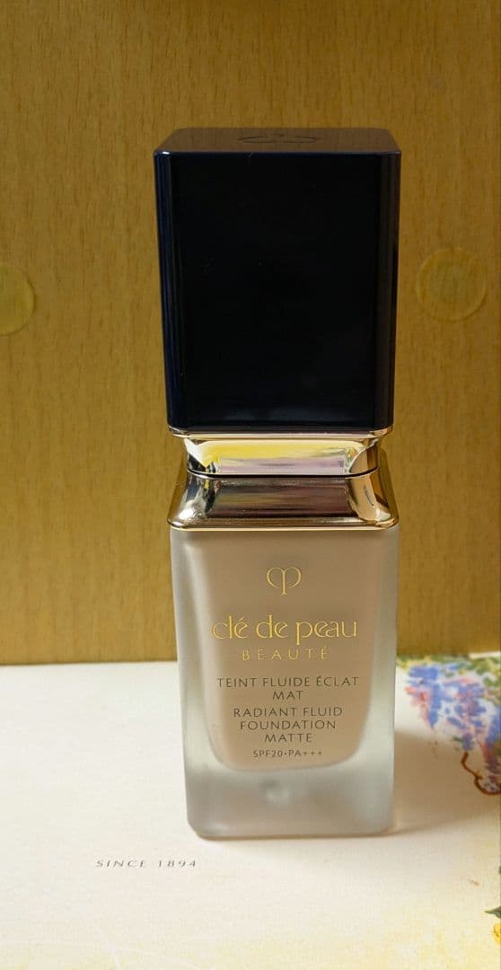 クレ・ド・ポーボーテ　タンフリュイドエクラ マット　オークル00