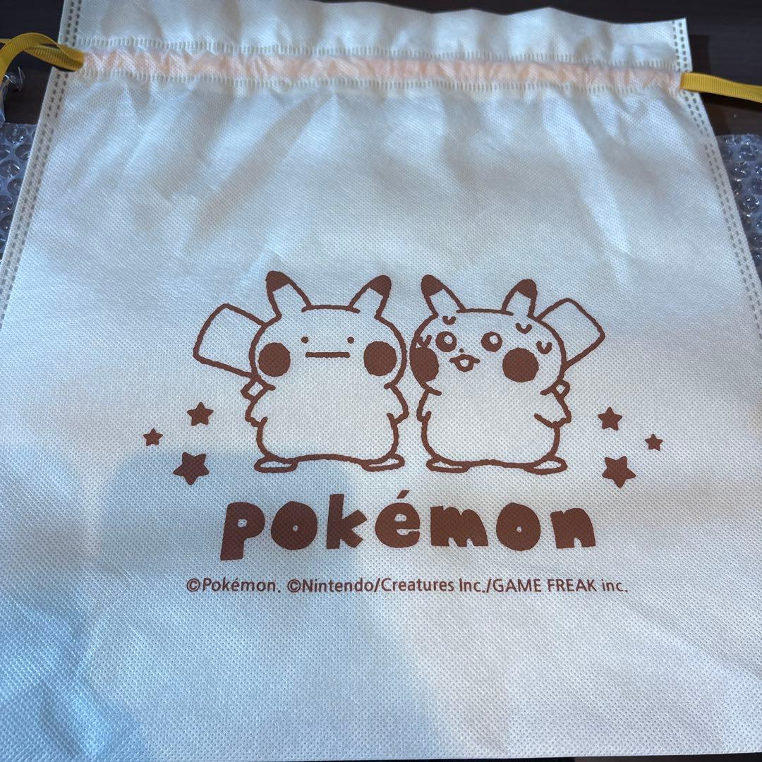 韓国限定 メタモンは変身中　ピカチュウ　ぬいぐるみ