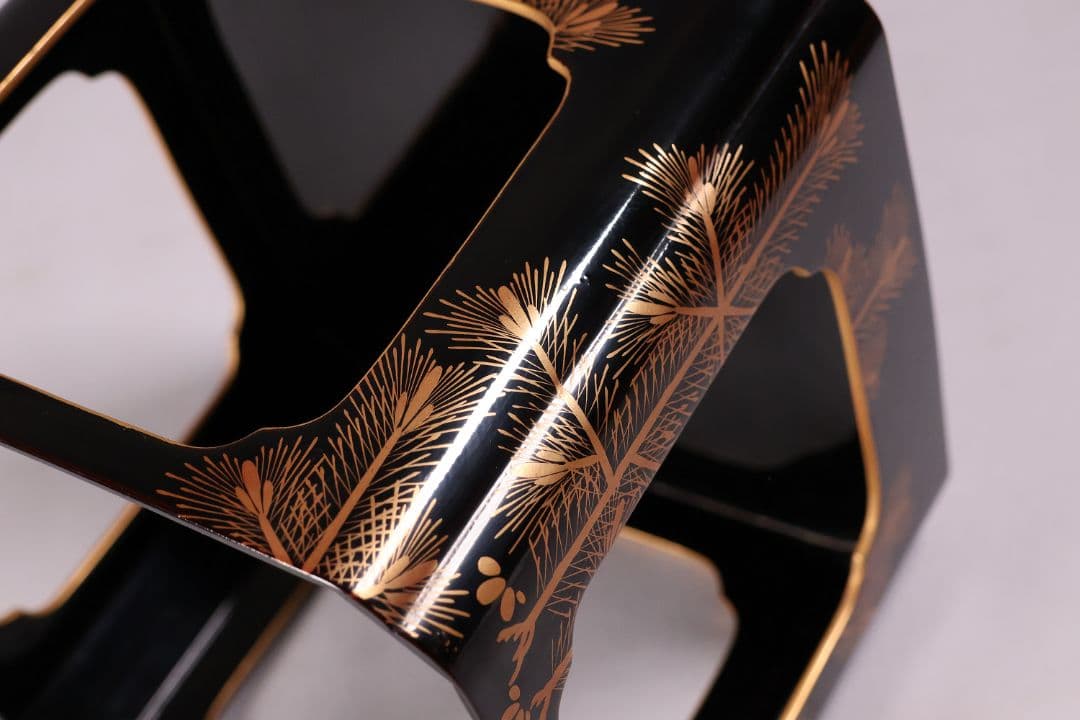 古い木製漆器 鶴図 金蒔絵 朱塗三ッ盃 盃台 天然木 日の出 杯 【MA619】