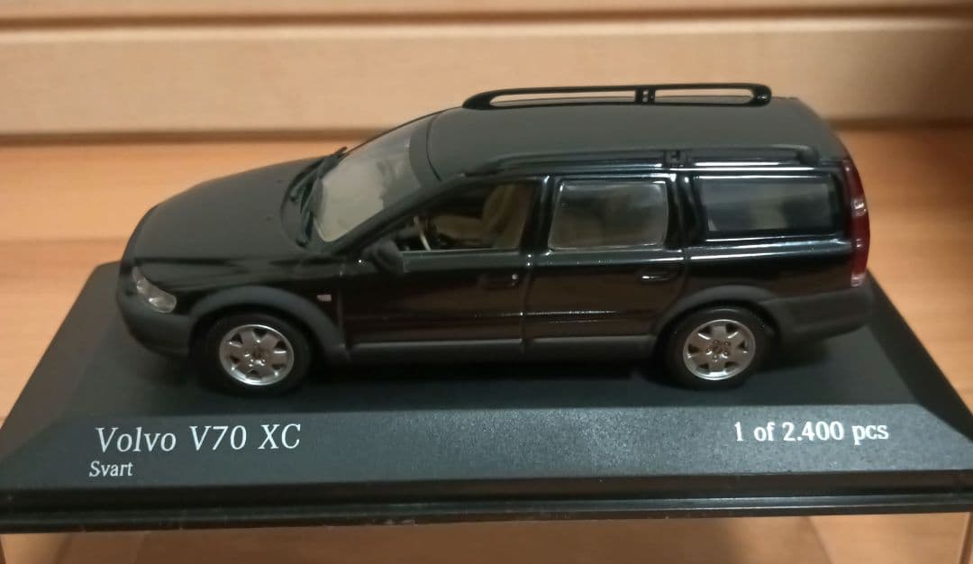 MINICHAMPS✪Volvo V70 XC ブラック