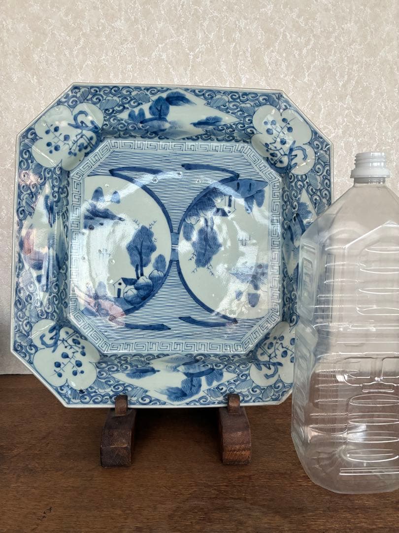 青白い八角形陶磁器皿