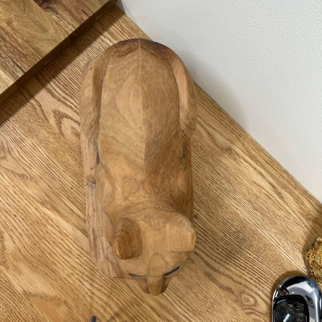 かわいい　木製 猫の彫刻　木彫り　ねこ　ネコ 香箱座り