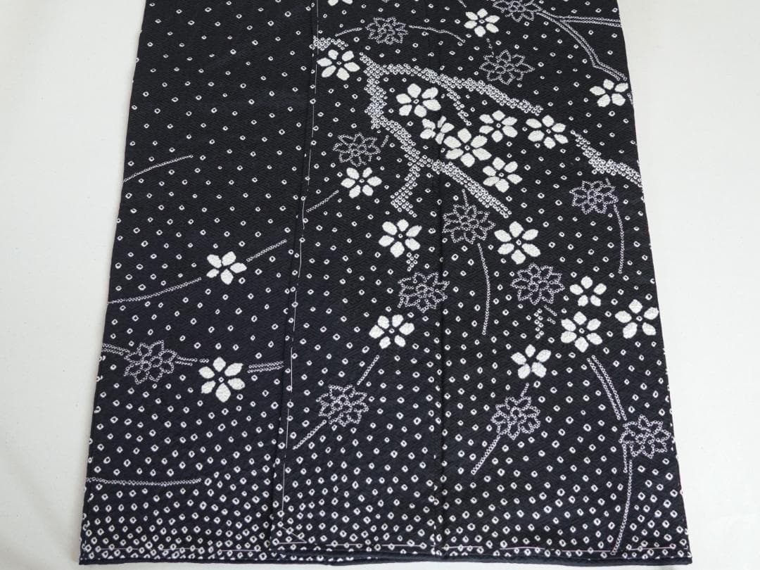 未使用　モノトーンの絞り染め訪問着　正絹