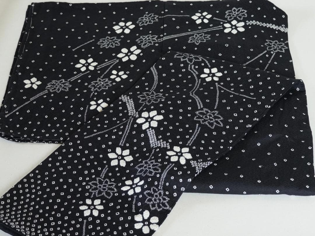 未使用　モノトーンの絞り染め訪問着　正絹