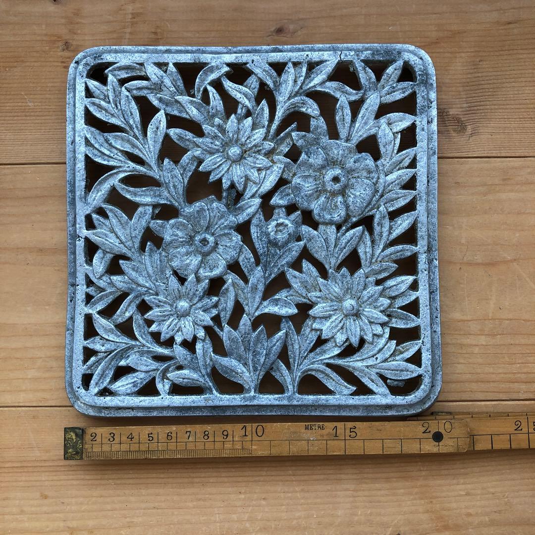 花のレリーフが美しい古い鍋敷き　トリベット　アンティーク　フランス　no.288