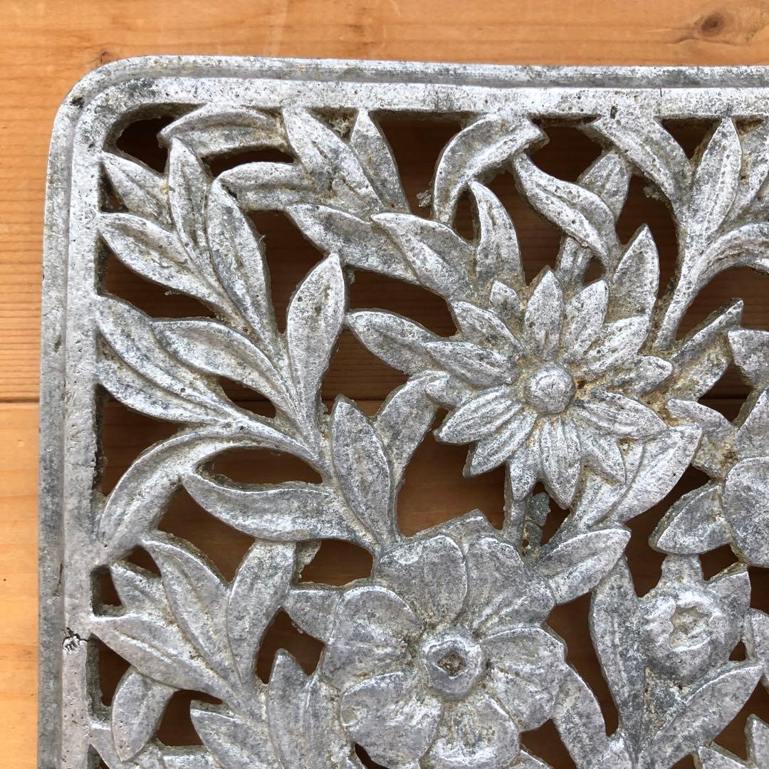 花のレリーフが美しい古い鍋敷き　トリベット　アンティーク　フランス　no.288
