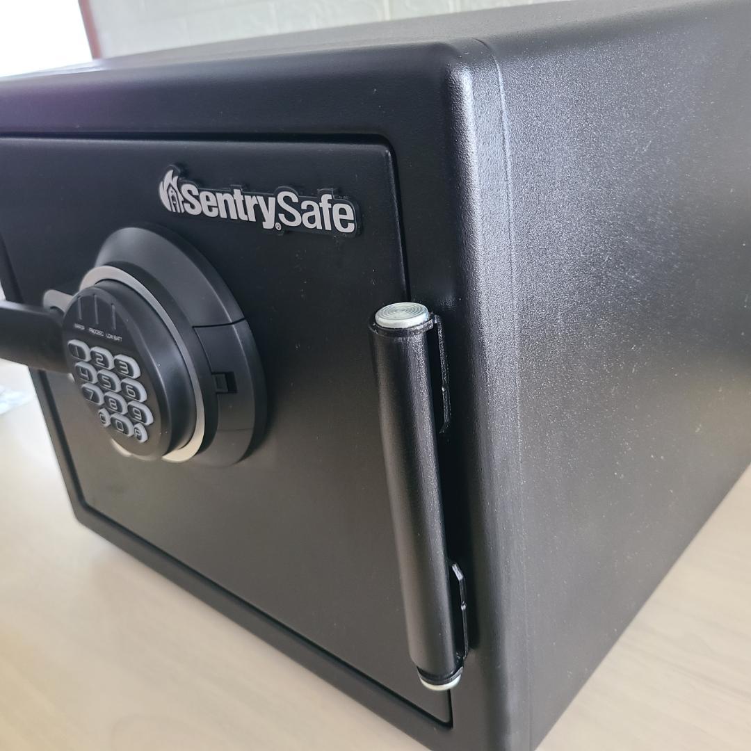 【美品】SentrySafe セントリー JFW082GUL　耐火・耐水金庫