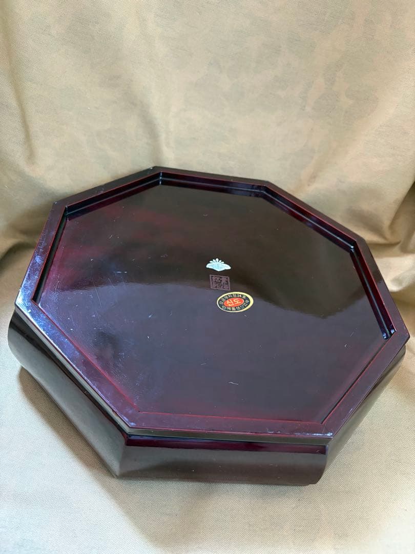 孔雀模様の八角形漆器　韓国伝統工芸 螺鈿細工 八角形 菓子器 容器