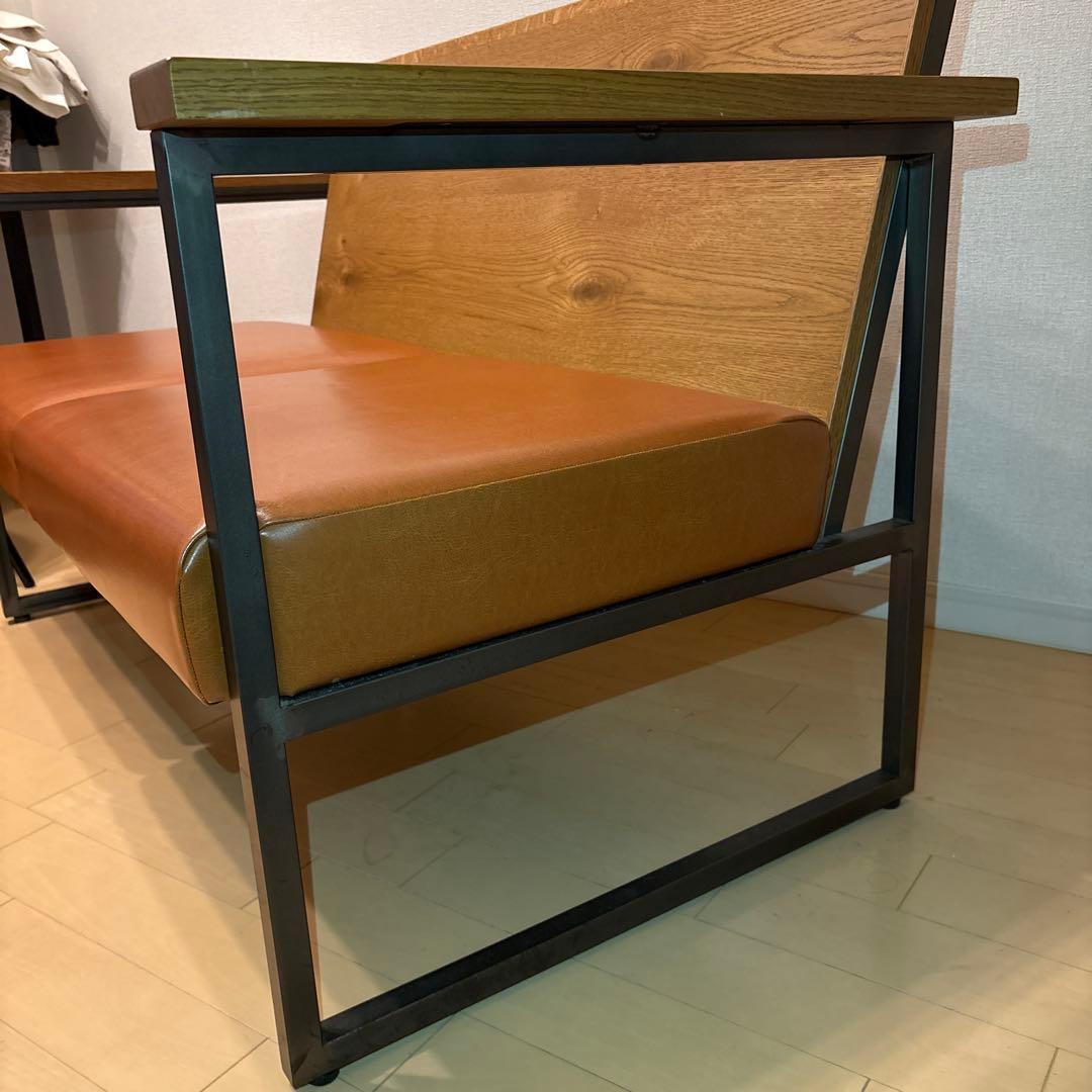 ブラウンの木製ソファ