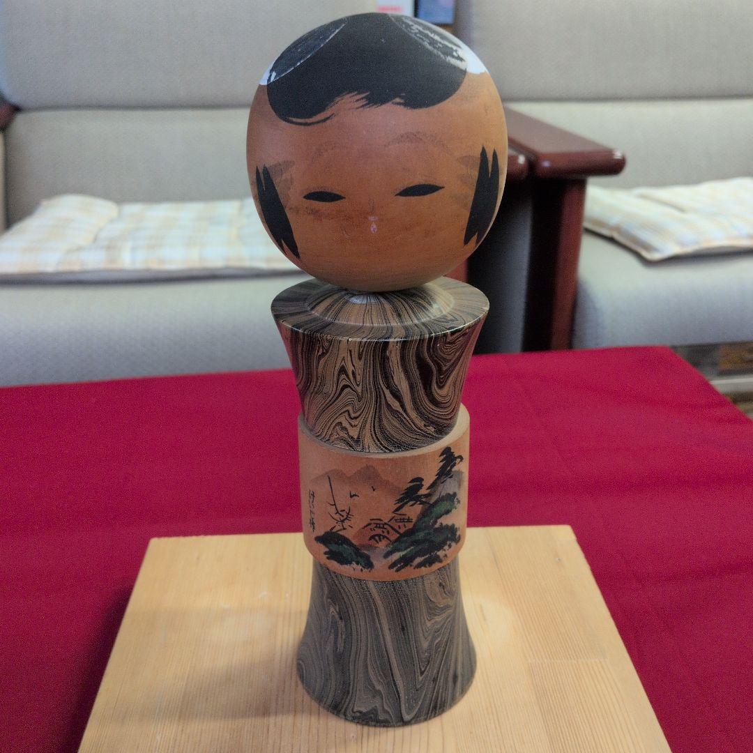 三山けいじこけし 高さ約25センチ、直径約8センチ、台座付き