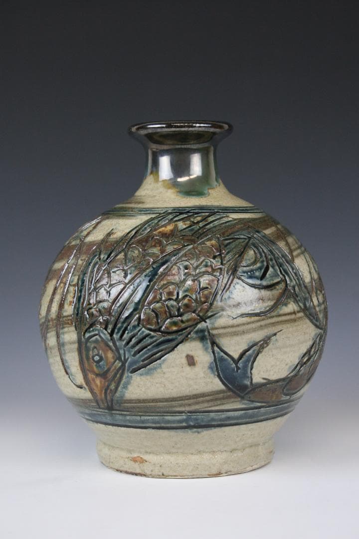 壺屋焼 人間国宝 金城次郎 作　海老魚文細口花瓶