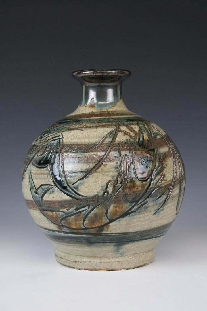 壺屋焼 人間国宝 金城次郎 作　海老魚文細口花瓶