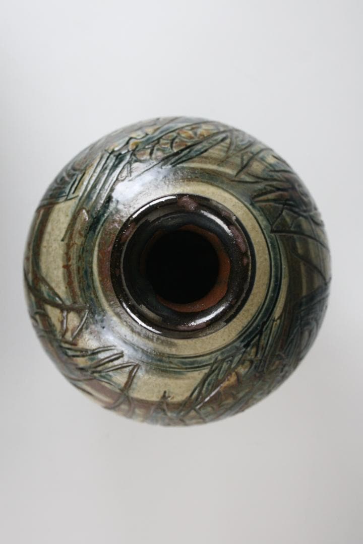 壺屋焼 人間国宝 金城次郎 作　海老魚文細口花瓶