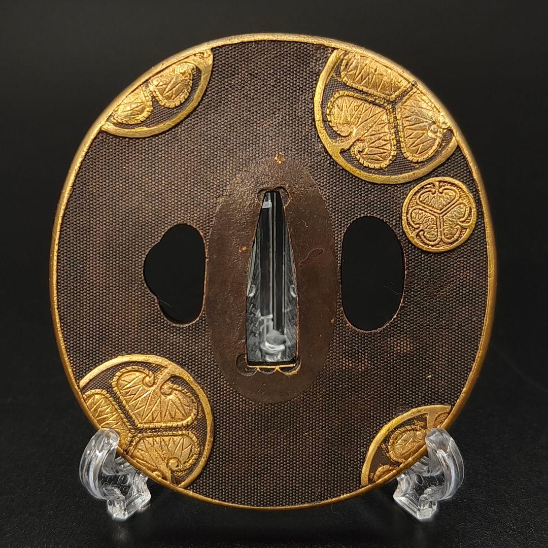 日本刀装具　家紋の図　三つ葉葵　刀鍔　銅地　細工　金メッキ　鍔　刀剣美術　武道具