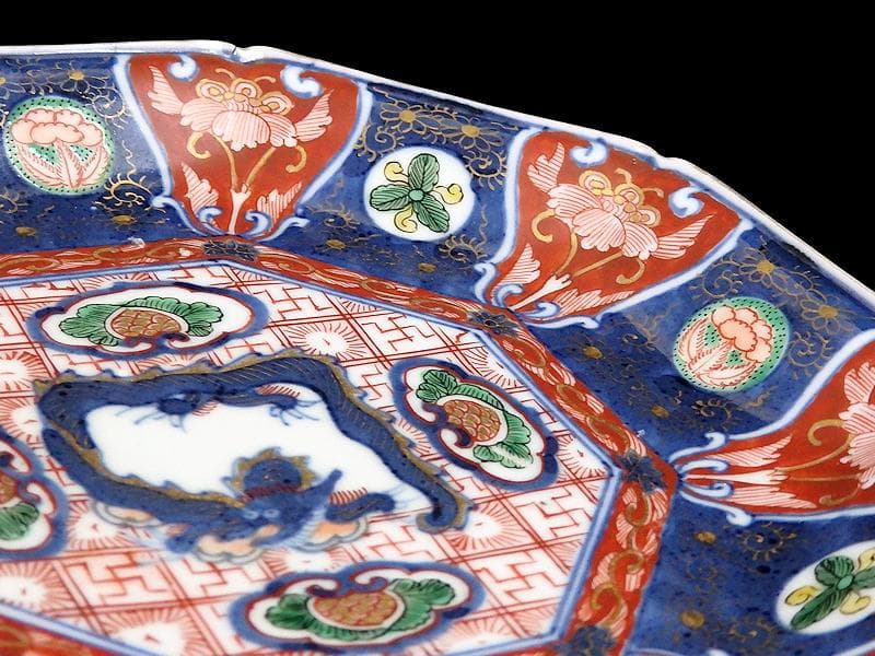 大聖寺伊万里　金襴手　菊花四方襷紋に団龍紋の図　７寸皿　607AS-DAg