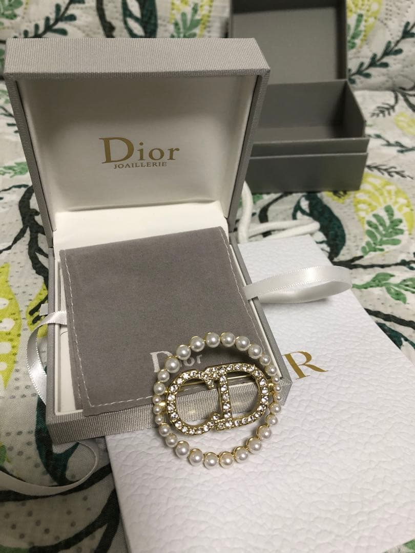 パールとクリスタルを使用したDiorのエレガントなブローチ。