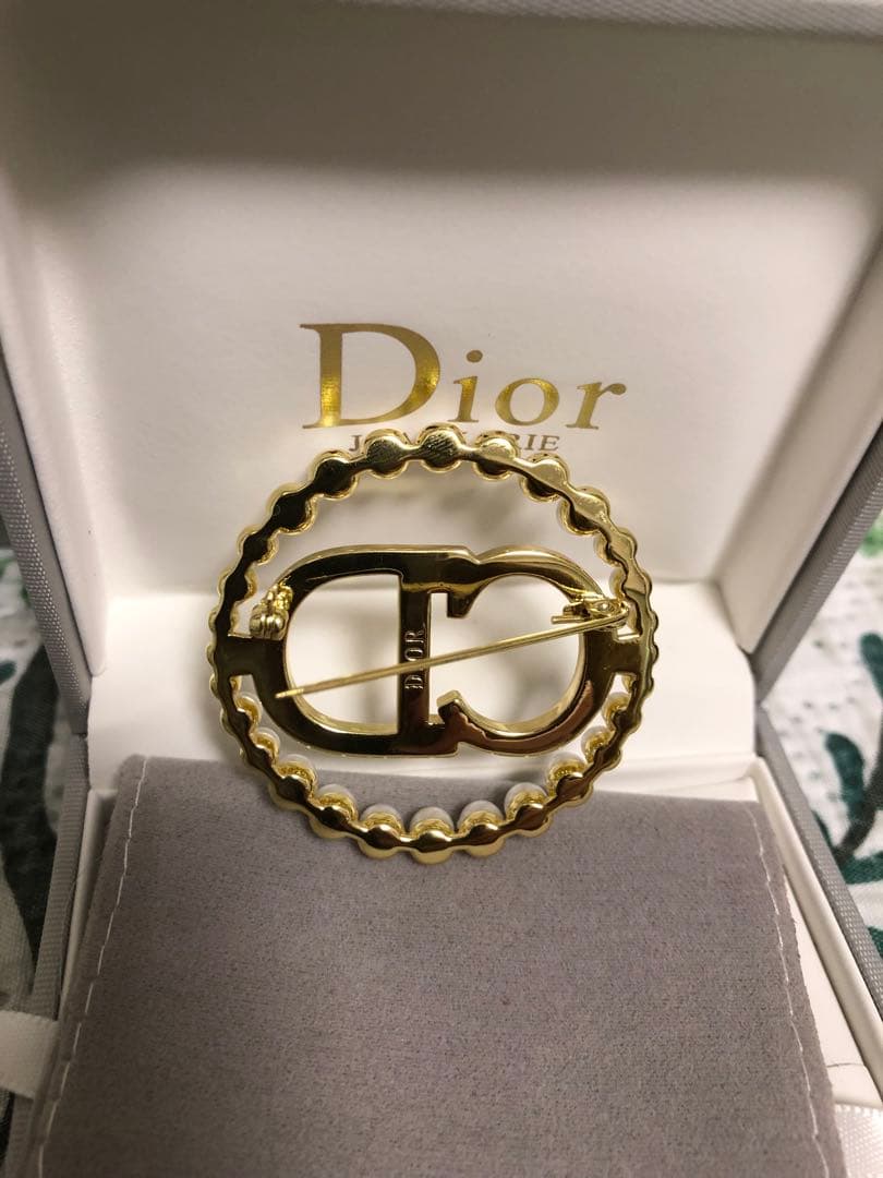 パールとクリスタルを使用したDiorのエレガントなブローチ。