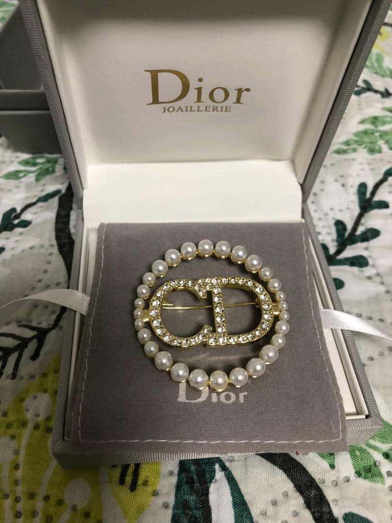パールとクリスタルを使用したDiorのエレガントなブローチ。