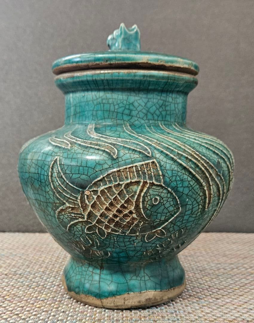17世紀頃　中国南方系　東南アジア古陶磁　 青釉　浮彫　魚藻図　獣摘み蓋　瓶　壺